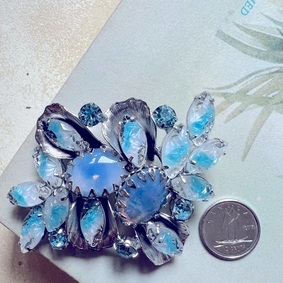 Vintage Juliana molded  Givre glass and blue rhinestone . - Picture 4 of 4